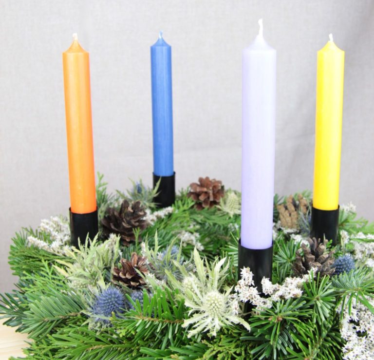 Adventskranz mit zartlila Kerzen und Tannenzweigen, dekoriert mit Trockenblumen