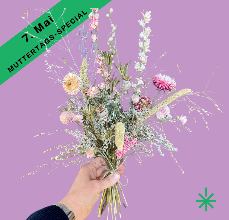 Hand aus Holz präsentiert einen Haarkranz aus Trockenblumen mit bunten Akzenten und Schleifen.