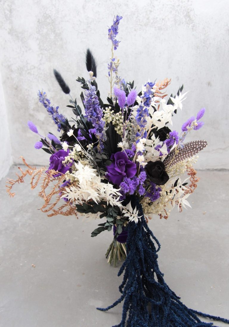 Bänke mit grünen Eukalyptuszweigen und dekorativen Bändern in einer Kirche geschmückt.