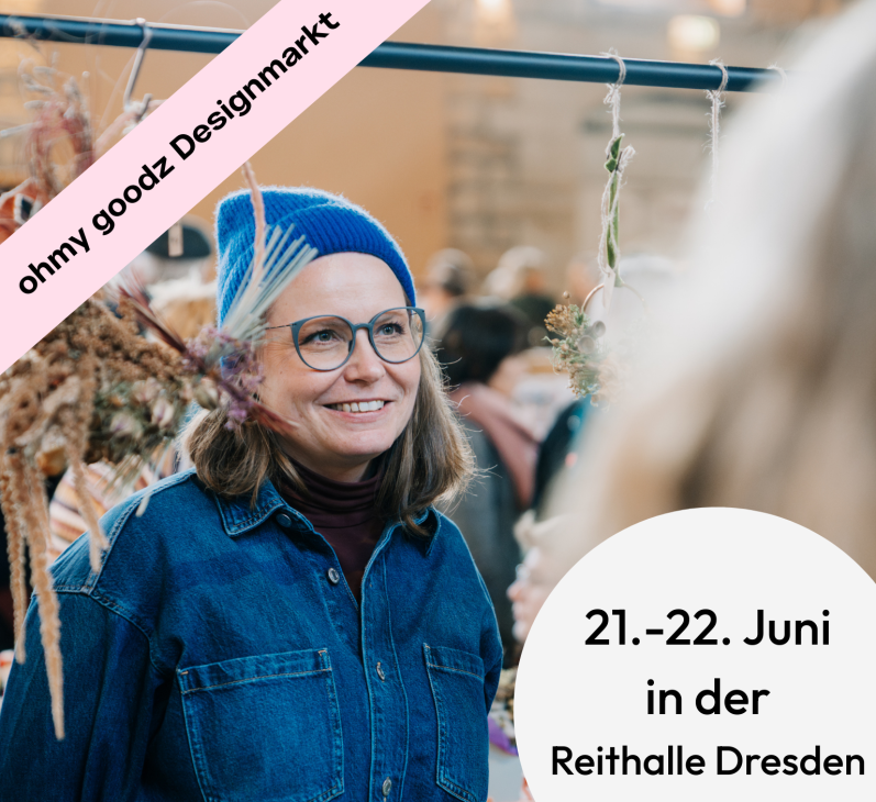 Geschenkgutschein mit Umschlag mit kleinem Trockenblumensträußchen dekorativ fotografiert