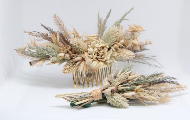 Zwei Haarschmuckstücke mit Trockenblumen und Gräsern, in neutralen Farben.