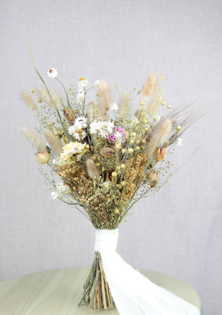 Trockenblumen Haarkranz mit blauen und weißen Blüten sowie grünen Blättern 
