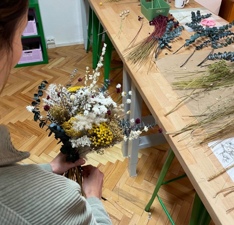Haarschmuck mit trockenen Blumen und Gräsern in natürlichen Farben.