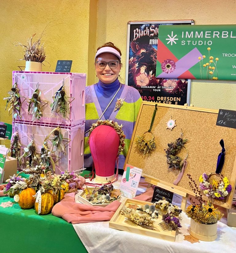 Geschenkgutschein mit Umschlag mit kleinem Trockenblumensträußchen dekorativ fotografiert