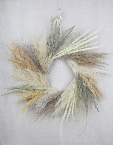 Schöner Kranz aus Trockenblumen in sanften Beige- und Grüntönen.