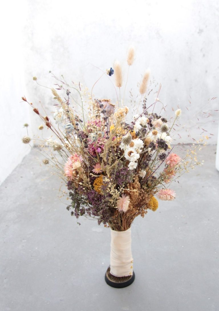 Trockenblumen Haarkranz mit blauen und weißen Blüten sowie grünen Blättern 