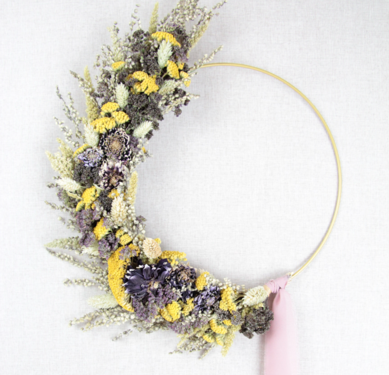 Trockenblumenring schwarz aus natürlichen Trockenblumen mit weißem Chiffonband.