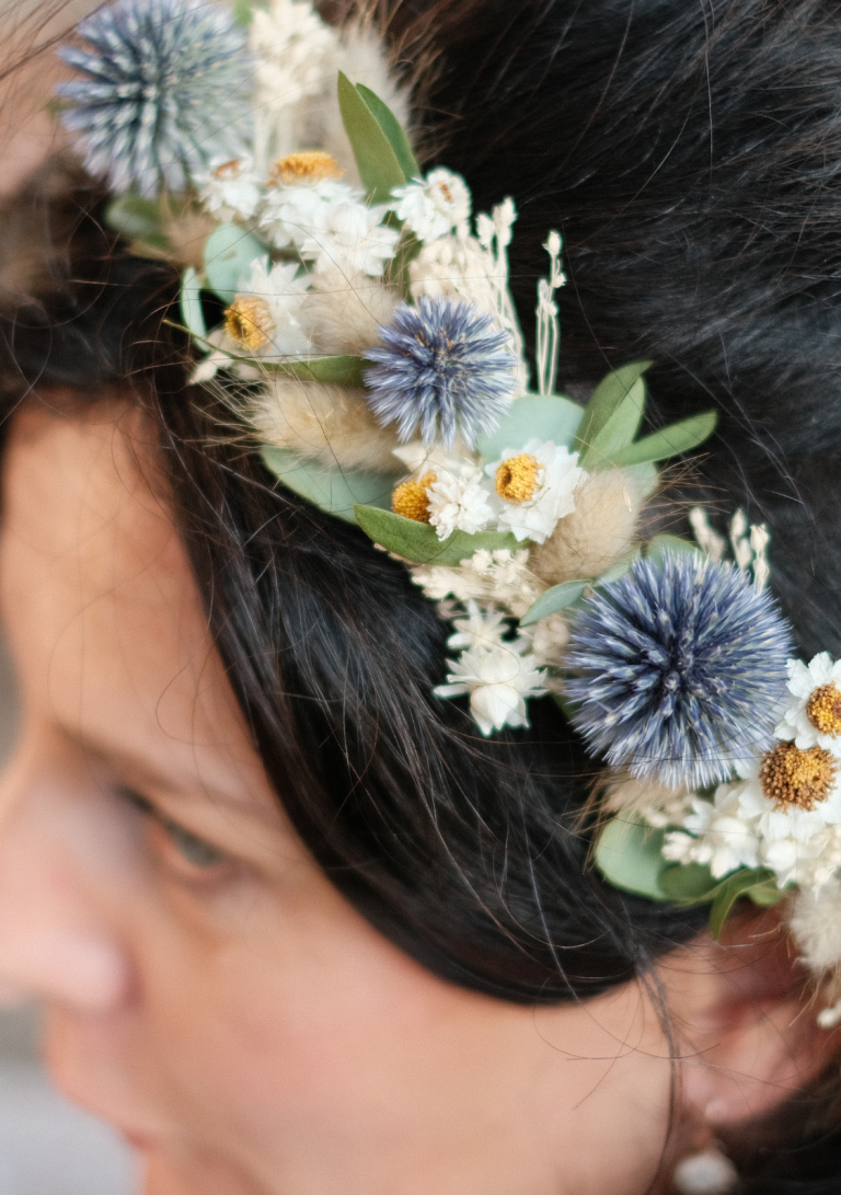 Trockenblumen Haarkranz mit blauen und weißen Blüten sowie grünen Blättern 