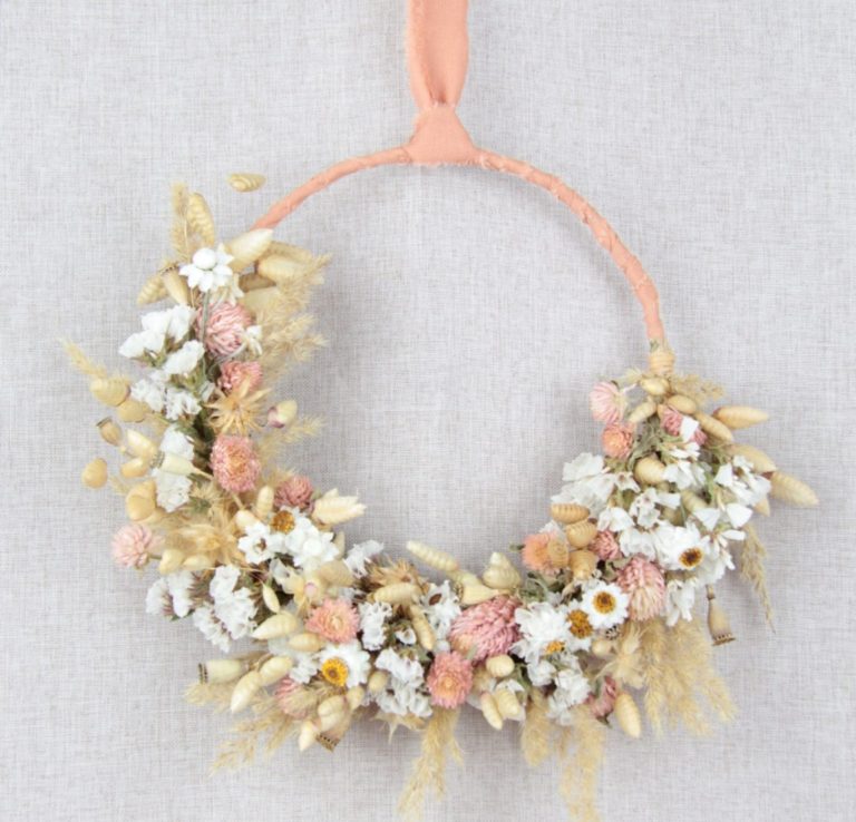 Trockenblumenring schwarz aus natürlichen Trockenblumen mit weißem Chiffonband.