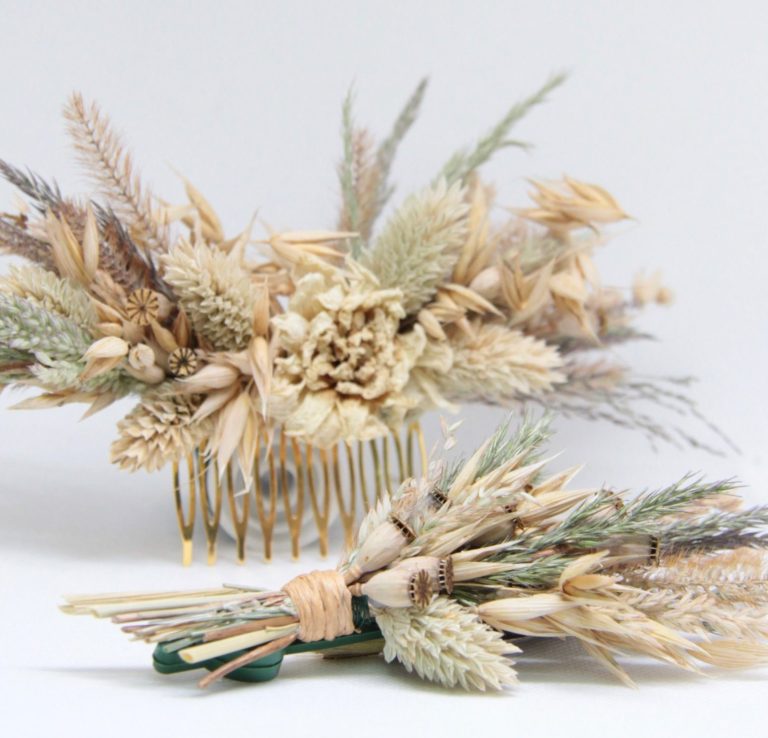 Haarschmuck mit trockenen Blumen und Gräsern in natürlichen Farben.